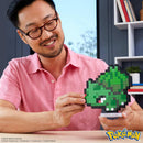 MEGA Pokémon, Blocos de Montar Bulbasaur Estilo Retrô Pixelado com 374 peças, 15 cm de Altura, A Partir de 13 Anos
